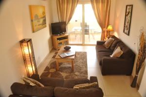 A seating area at 2 Bed, 2 Bath Apartment In Mandria