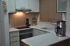 A kitchen or kitchenette at 2 Bed, 2 Bath Apartment In Mandria