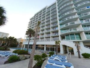un gran hotel con sillones delante en Sandy Beach Resort, en Myrtle Beach