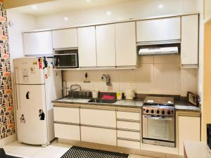 Køkken eller tekøkken på Copa Beach Home - Copacabana Posto 4 Quadra da Praia