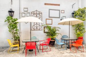 un patio con mesas, sillas y sombrillas en Hostal Santo Domingo, en Puebla 20 fotos más