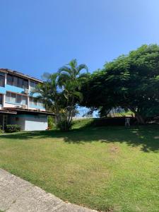 un gran árbol en un patio junto a un edificio en Villa Marina Village Apartment, en Fajardo