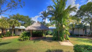 un cenador en el patio de un complejo en Maroochy River Bungalows, en Diddillibah