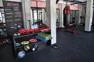 Das Fitnesscenter und/oder die Fitnesseinrichtungen in der Unterkunft Phangan Bayshore Resort Koh Phangan