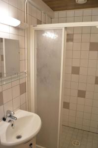 a bathroom with a shower and a sink at Vuosnaisten Meriasema in Kustavi