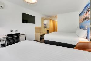 
A bed or beds in a room at Mercure Launceston
