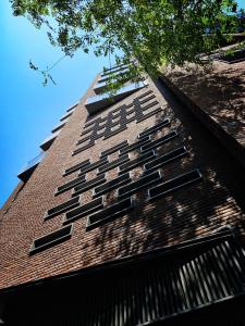 um edifício alto com janelas em cima em Hotel Indigo Taipei North, an IHG Hotel em Taipei