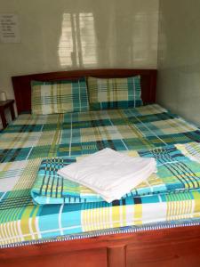 1 cama con 2 sábanas y 2 almohadas en Guesthouse Minh Thu en Ho Chi Minh