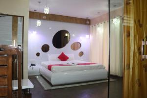 Ένα ή περισσότερα κρεβάτια σε δωμάτιο στο Kasa Luxury Inn