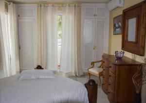 Una cama o camas en una habitación de Magnificent Port-Beach 5* Luxury Residence