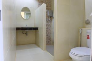 ein Badezimmer mit einem WC, einem Waschbecken und einem Spiegel in der Unterkunft Chokdee Resort in Ko Chang