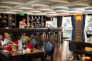 una mujer parada detrás de un bar en un restaurante en Rosy Cruises, en Ha Long