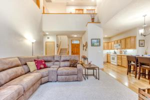 a living room with a couch and a kitchen at Clark's Mountain Condo in Welches
