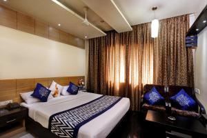 um quarto de hotel com uma cama e uma cadeira em Hotel Arafa Inn em Bangalore