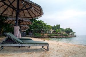 un grupo de sillas y sombrillas en una playa en Loyfa-Holina Natural Resort, en Srithanu