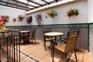 A restaurant or other place to eat at Hostal Rodri
