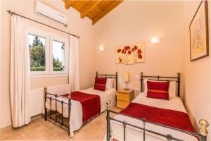 Villa Oleander في Áfra: سريرين في غرفة بها نافذة +19 صورة