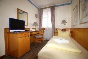 
Ein Bett oder Betten in einem Zimmer der Unterkunft Hotel Zur Linde
