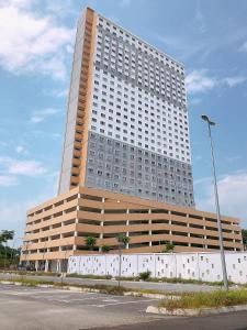 un gran edificio alto con muchas ventanas en TEDUH Residence, en Kuala Terengganu