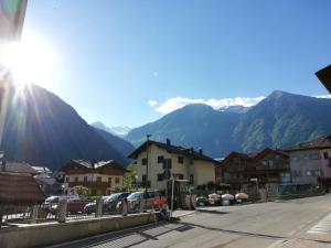 a view of a town with mountains in the background at Appartamento Baldino in Pinzolo