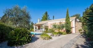 Villa Oleander في Áfra: منظر خارجي لمنزل به حوض سباحة