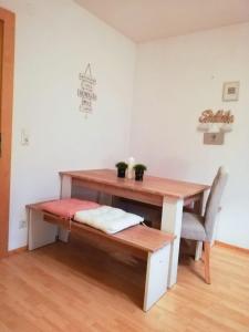 stół i ławka w pokoju ze stołem i krzesłami w obiekcie Ferienwohnung Mariella w mieście Hart im Zillertal +6 zdjęć
