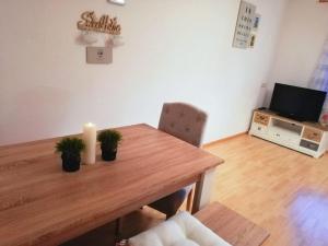 stół w jadalni ze świecą i telewizorem w obiekcie Ferienwohnung Mariella w mieście Hart im Zillertal