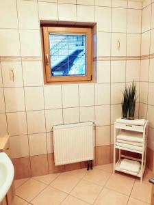 łazienka z grzejnikiem i oknem w obiekcie Ferienwohnung Mariella w mieście Hart im Zillertal