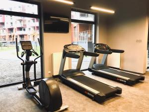Posilňovňa alebo fitness centrum v ubytovaní FARO Apartamenty Polanki Park z basenami