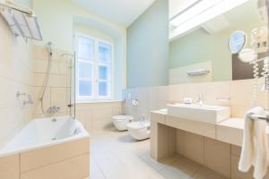 Koupelna v ubytování Buda Castle Hotel Budapest + 37 fotografií