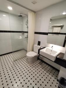 uma casa de banho com um lavatório, um WC e um espelho. em Kimberley Hotel Georgetown em George Town