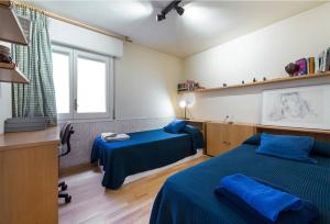 Un dormitorio con dos camas y una ventana. en Llevant - Vistas espectaculares, en Sant Pol de Mar