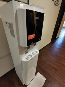 a popcorn machine with a tv on top of it at Kimberley Hotel Georgetown in George Town