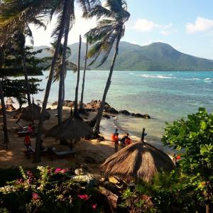 Pantai di atau dekat dengan resort