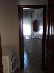 ein Bad mit einem WC, einem Waschbecken und einem Fenster in der Unterkunft Appartamento Federica in Valledoria