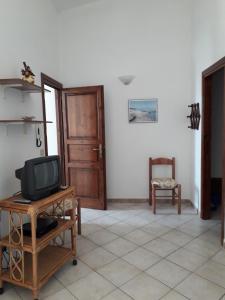 ein Wohnzimmer mit einem TV auf dem Tisch in der Unterkunft Appartamento Federica in Valledoria