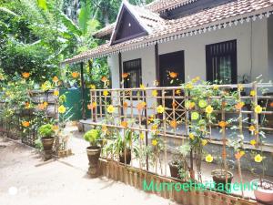 Munroe Heritage Inn外面的花园