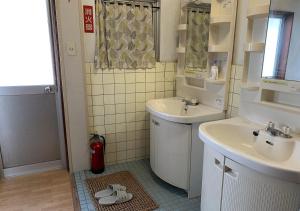 A bathroom at Minshuku Atsuhama