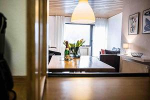 una cucina e un soggiorno con tavolo e finestra di Feriehaus Maple Leaf a Willingen