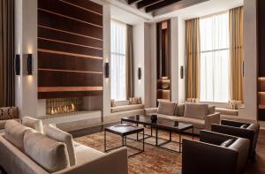 un soggiorno con divani e camino di Anantara Sahara-Tozeur Resort & Villas a Tozeur