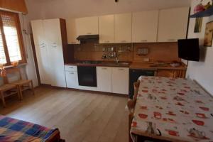 Kuchyň nebo kuchyňský kout v ubytování VADA (LI) ZONA RESIDENZIALE A 300 MT DAL MARE da 6 a 8 POSTI LETTO