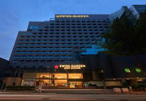 Swiss-Garden Hotel Bukit Bintang Kuala Lumpur في كوالالمبور: مبنى عليه لافته