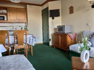 a room with a kitchen and a living room at Résidence le Rami Les coches in Les Coches