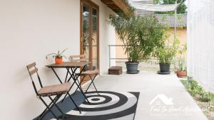 a patio with a table and chairs and potted plants at ‘Feel So Good’ apartment in Göd