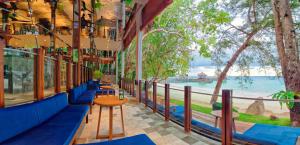 un ristorante con tavoli e vista sulla spiaggia di Bunga Raya Island Resort & Spa a Gaya Island