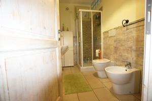 uma casa de banho com um WC e um bidé em Margherita Monolocale em Marina di Campo
