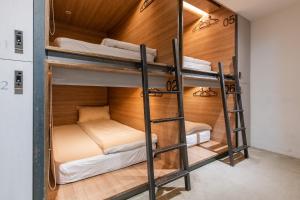 Кровать или кровати в номере Bouti City Capsule Inn