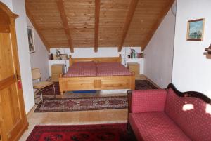 a living room with a bed and a couch at Abgeschiedene Ferienwohnung im Böhmerwald in Kašperské Hory