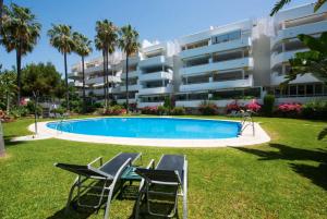 een zwembad voor een appartementencomplex bij Charming 2 Bedroom Trocadero Arena area in Marbella