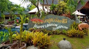 um sinal para uma feliz avenida Jasper num jardim em Happy Lagoon Bungalow em Khao Lak